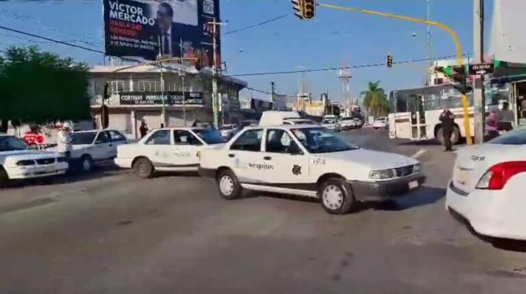 Taxistas colapsan vialidades de Cuernavaca