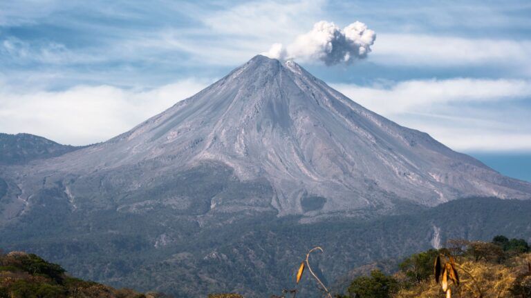 Desgasificación en el Volcán de Colima: Monitoreo Constante del 8 de Enero