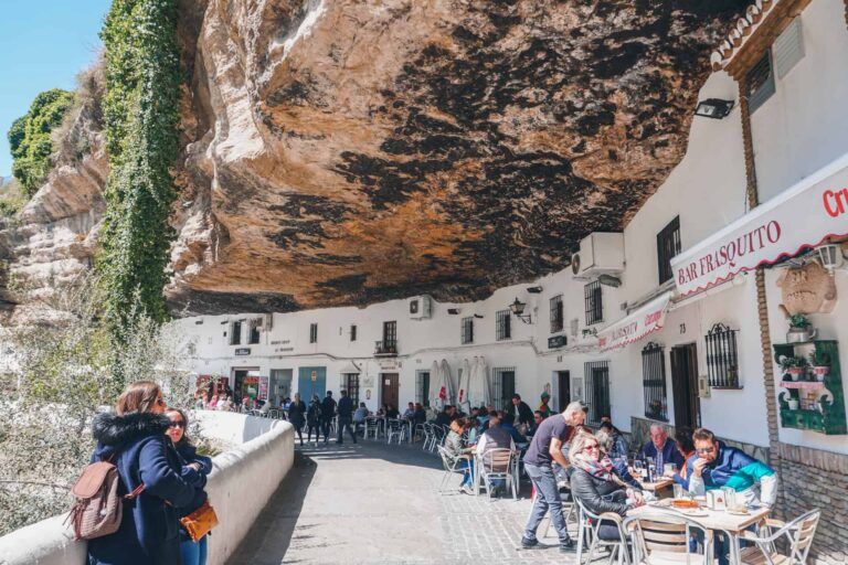 Setenil de las Bodegas, el pueblo bajo las rocas