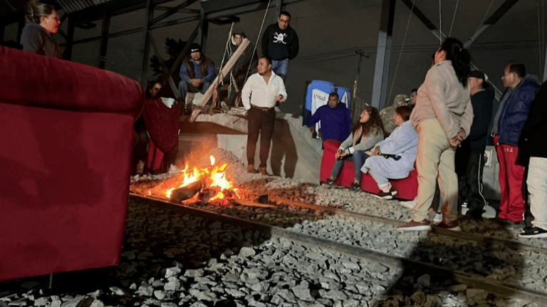 Vecinos de Tultepec Resisten en Plantón del Tren Suburbano: Entre Fiestas y Demandas Pendientes