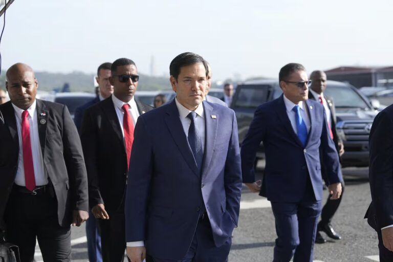 Panamá inicia deportaciones de colombianos con el respaldo de EE.UU. y la mirada de Marco Rubio