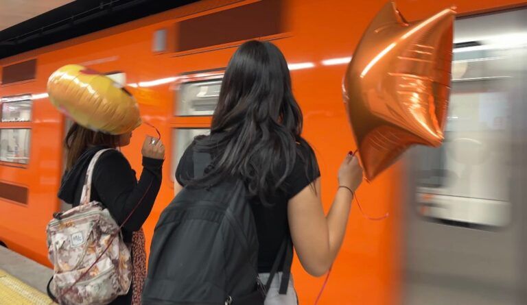 Usuarios del Metro deben asegurar globos metálicos para evitar riesgos