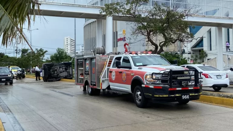 Accidente en Avenida Tulum de Cancún: Camioneta se vuelca por las lluvias