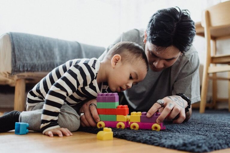 25 cosas inesperadas que haces como padre: usar a tu hijo como excusa, comprarle algo que en realidad quieres tú y memorizar canciones infantiles