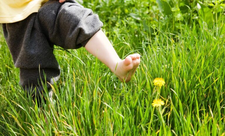 Beneficios de que los bebés estén descalzos: favorece el desarrollo cognitivo y potencia la estimulación sensorial
