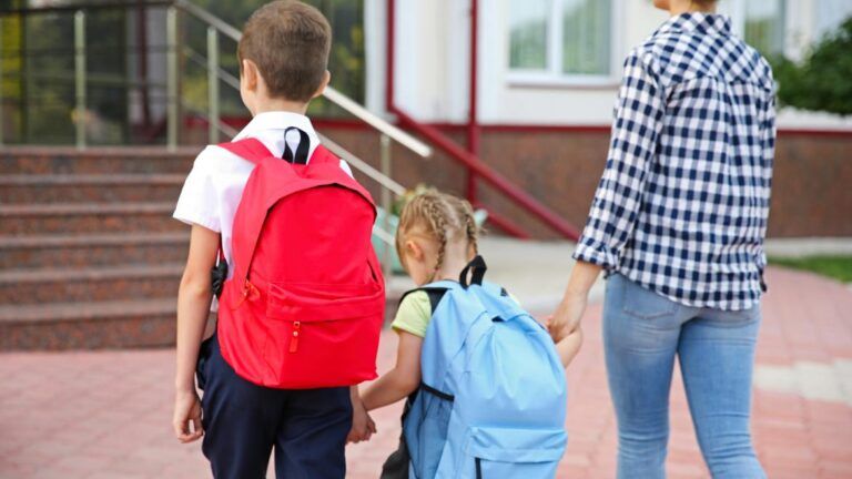 Estrategias para facilitar la rutina matutina con niños y asegurar una llegada puntual al colegio sin tensiones