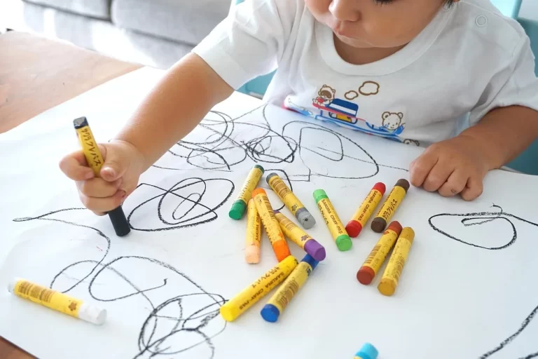 Descubre cómo interpretar los dibujos de tu hijo y detectar posibles señales de alerta