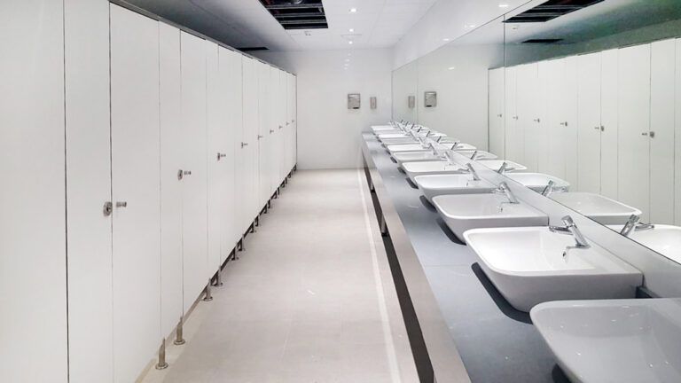 Cierran baños ilegales en CDMX por instalar cámaras para grabar a mujeres sin su consentimiento