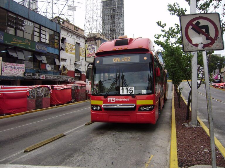 Fuerte choque de Metrobús en la Industrial Vallejo en CDMX