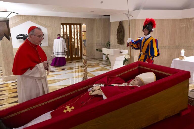 Difunde la Santa Sede imagen del cuerpo del papa Francisco en su féretro; su funeral será el sabado