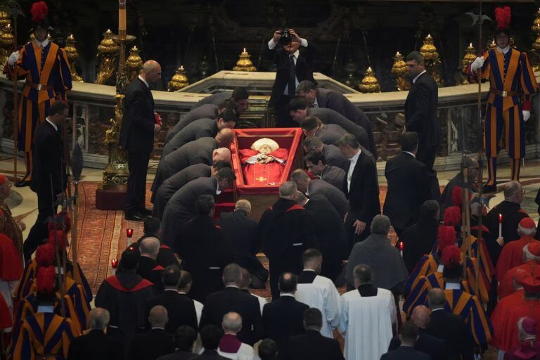 Yace el cuerpo del Papa Francisco en la Basílica de San Pedro