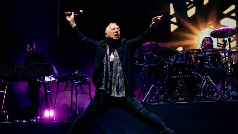 Simple Minds desata la nostalgia ochentera en la Arena CDMX con una noche inolvidable