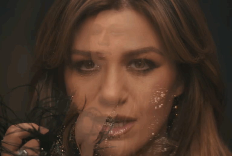 Kelly Clarkson deslumbra con un look setentero en el video de “Where Have You Been”