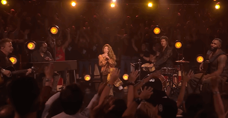 Shakira emociona con «Antología» en The Tonight Show y celebra 20 años de «Hips Don’t Lie»