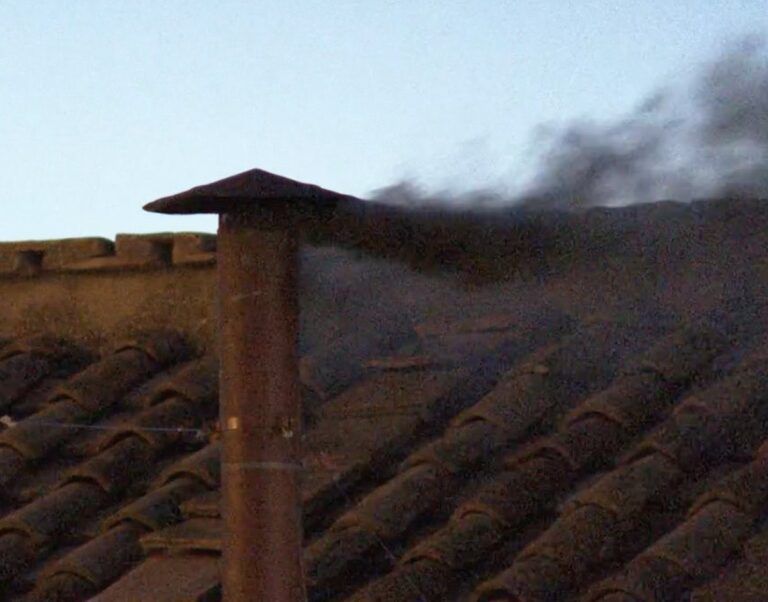 Humo negro en el cónclave vaticano; aún no hay decisión para elegir al nuevo Papa