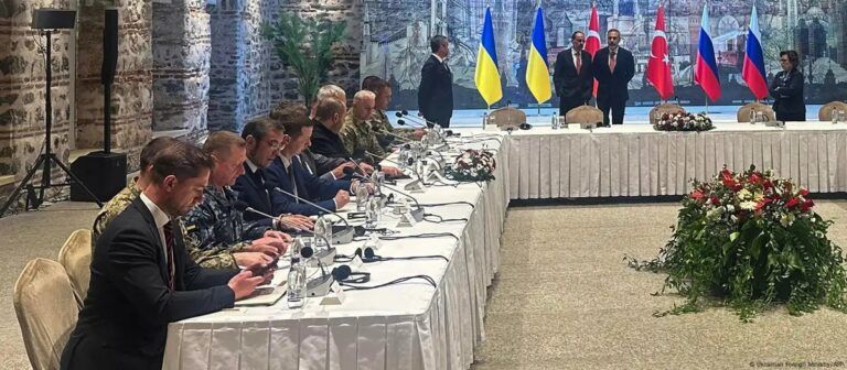Acuerdan Rusia y Ucrania intercambio de prisiones de guerra