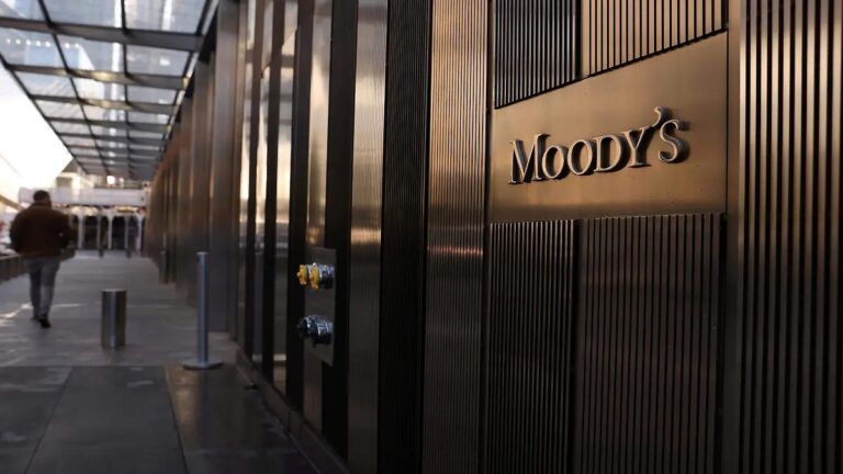 Recorta Moody´s calificación crediticia de E.U