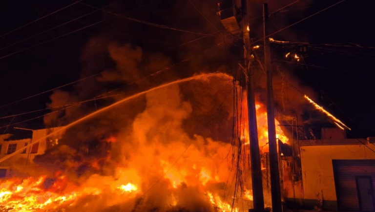 Incendio en bodega de plásticos en Toluca moviliza a cuerpos de emergencia
