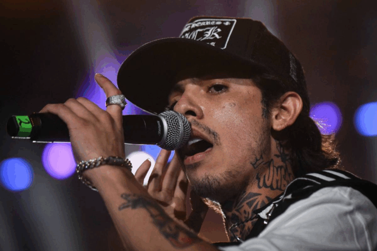 Natanael Cano desafía prohibición de corridos