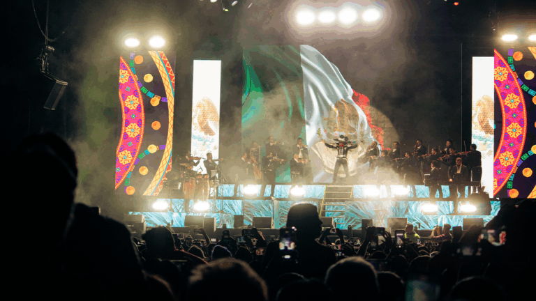 Pedro Fernández enciende la Arena Ciudad de México y celebra a las madres con una noche de fiesta y nostalgia