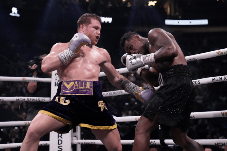 Canelo Álvarez podría dar el salto a WWE