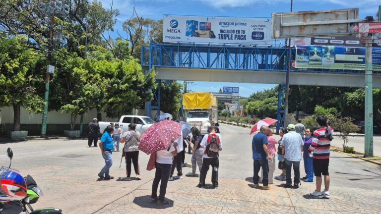 DETIENEN A EXPOLICIA DE CUERNAVACA POR NARCOMENUDEO Y VECINOS BLOQUEAN ACEESOS A LA AUTOPISTA PARA LIBERARLO