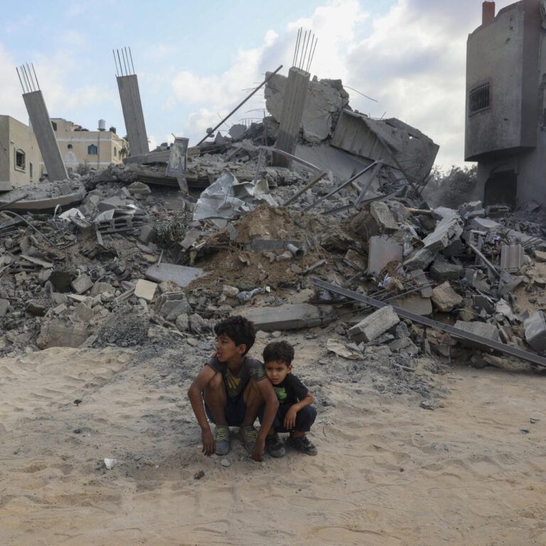 Bombardeos israelíes dejan 93 muertos en Gaza, entre ellos familias enteras