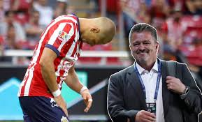 Carlos Hermosillo sugiere a Chicharito Hernández que se retire del fútbol