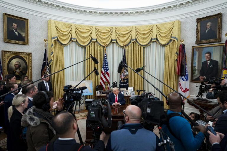 Trump intensifica su cruzada contra la prensa con demandas multimillonarias y ataques personales