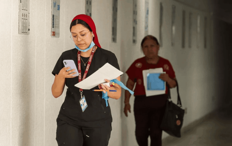 Enfermeras y pasantes ya pueden recetar medicamentos en México